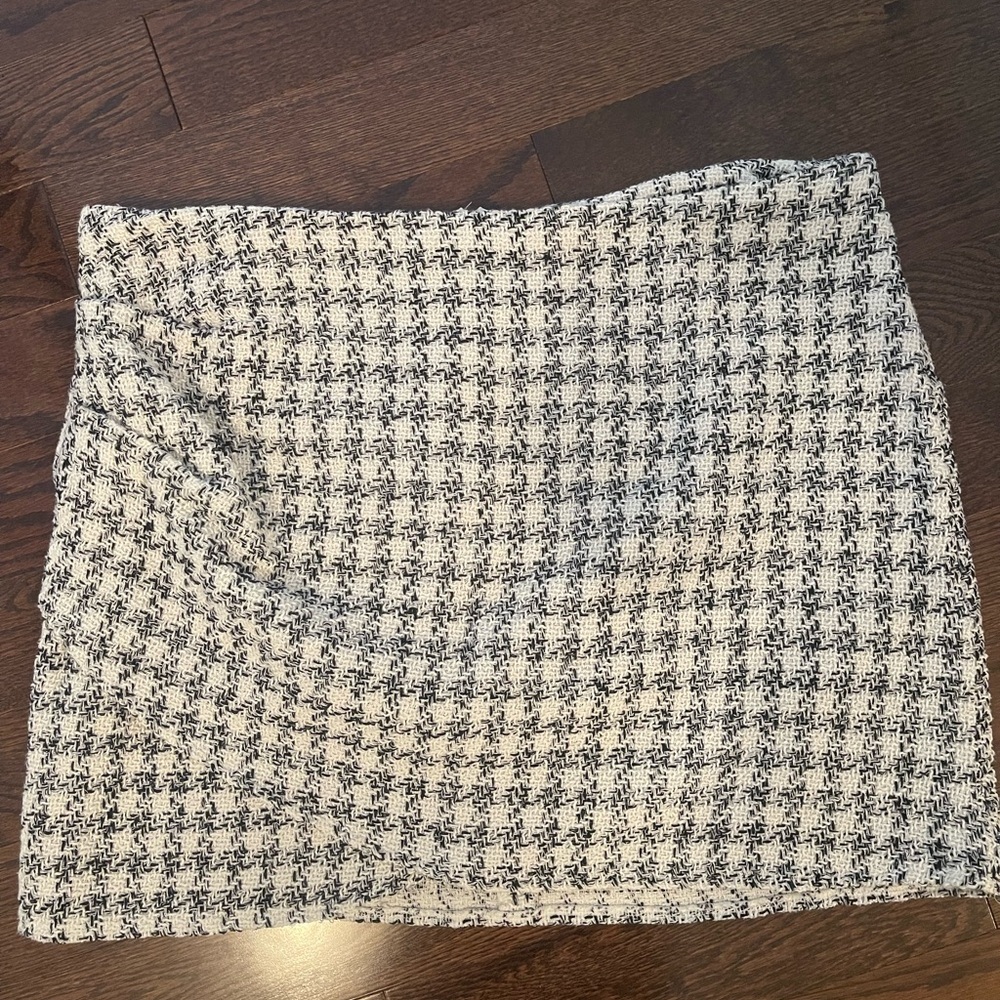 Stylish Black and White Tweed Skirt